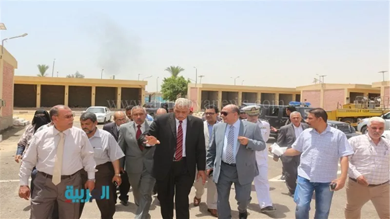 بالصور.. محافظ السويس ومدير الأمن يتفقدان سوق الباعة الجائلين 