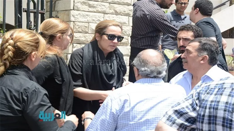 بالصور.. تشييع جثمان والد الفنانة شيرين وجدي