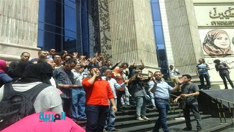 بالصور.. توافد عشرات الصحفيين للتنديد باقتحام الأمن 