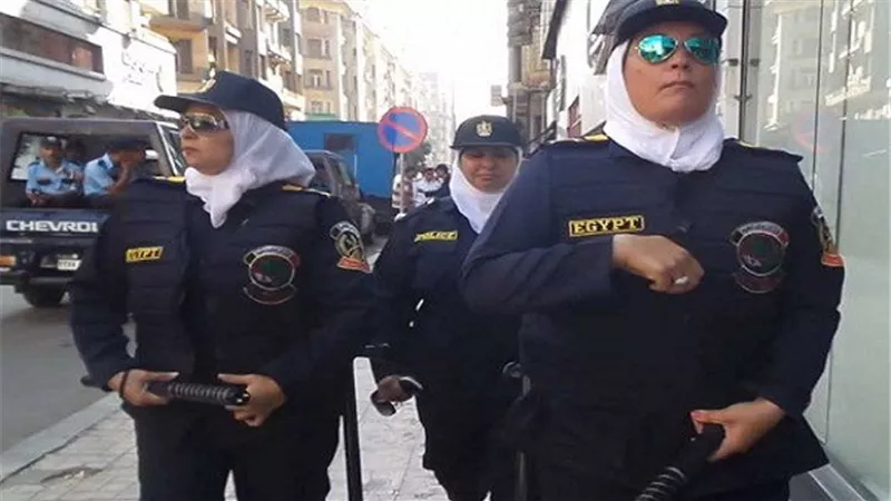 انتشار مكثف للشرطة النسائية بوسط البلد وأمام السينما لمواجهة التحرش 