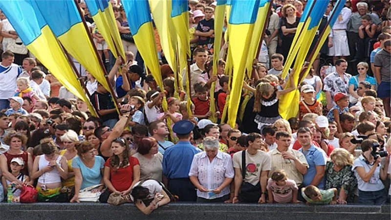  أوديسا الأوكرانية تحيي ذكرى حوادث 2014 بأنصار كييف والموالين لروسيا 