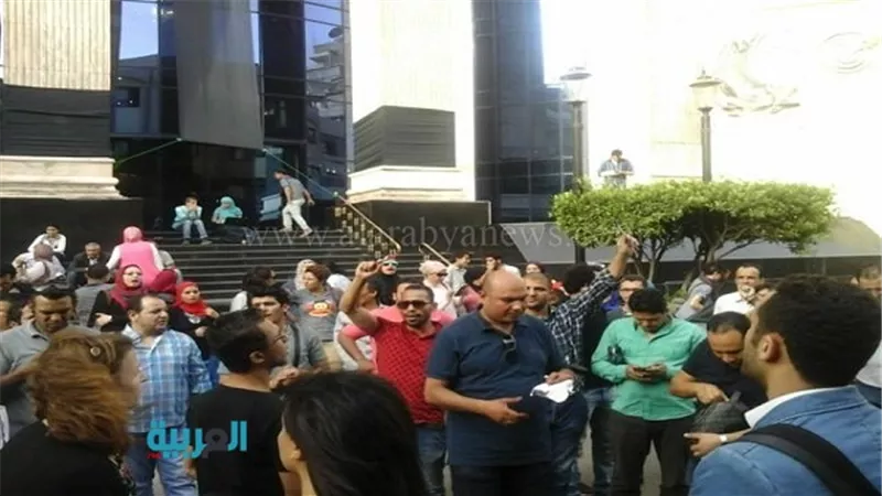 بالصور.. عشرات الصحفيين يتظاهرون أمام مقر نقابتهم
