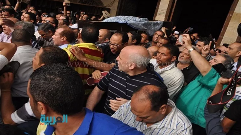 ننشر صورًا جديدة من جنازة الفنان وائل نور