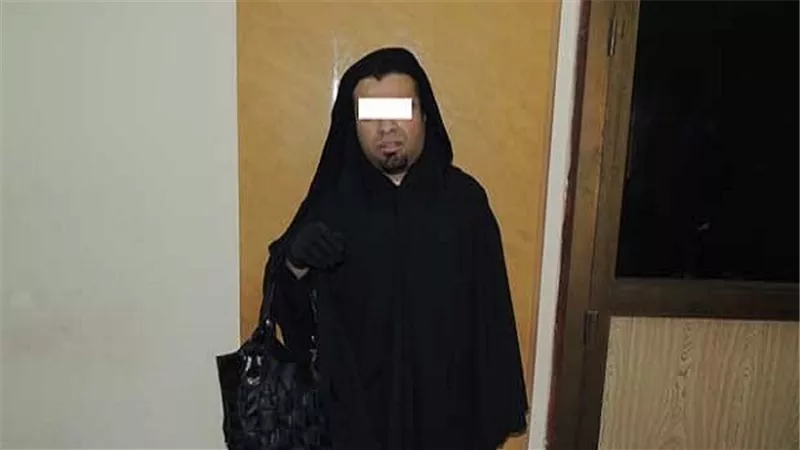 ضبط عامل يرتدي النقاب للقاء عشيقته بـ