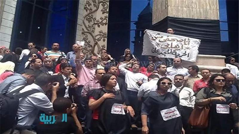 بالصور.. تجمع آلاف المحتجين أمام نقابة الصحفيين 