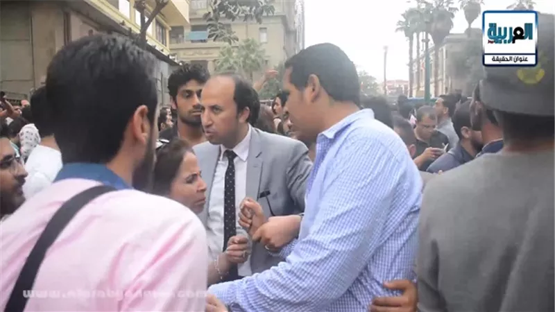 بالفيديو.. البلطجية يعتدون على زميل صحفي أمام النقابة