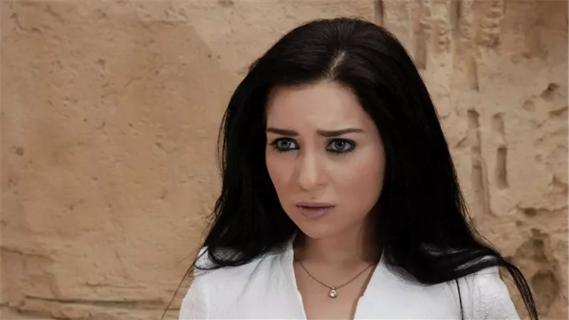 مي عز الدين تنفي إجراء عملية تجميل بصورة بدون مكياج