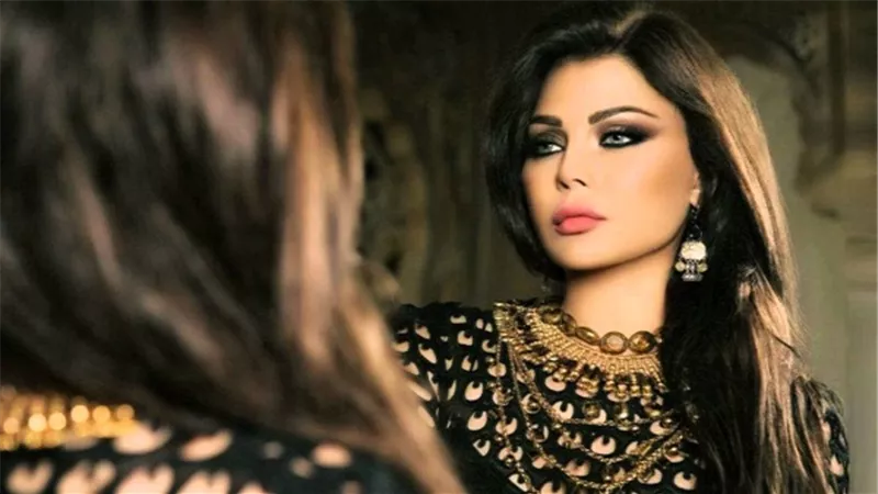 هيفاء وهبي تخطف الأنظار بفستان أسود قصير 