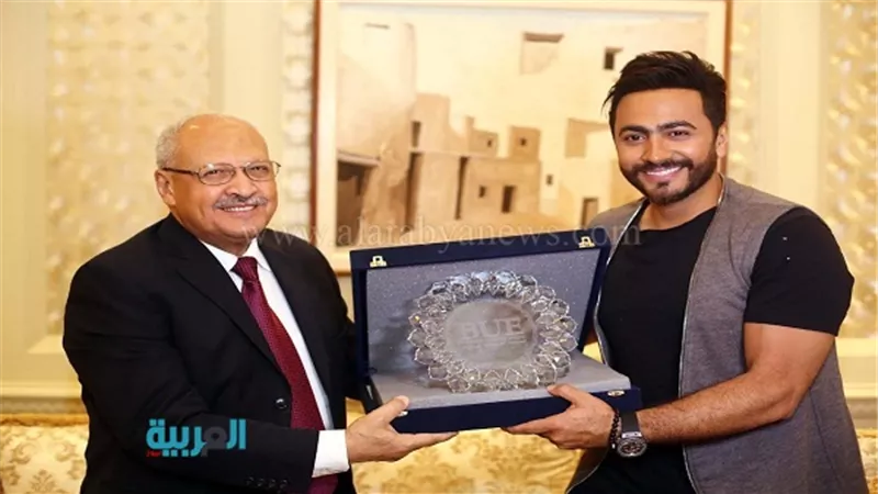 بالصور.. رئيس الجامعة البريطانية يكرم النجم تامر حسني  