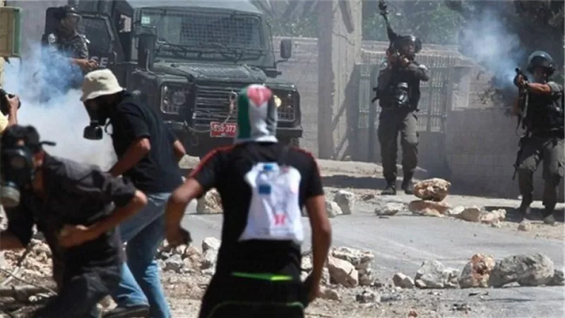إصابة 3 فلسطينيين في مواجهات قوات الاحتلال وسط قطاع غزة