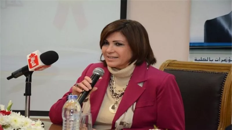عميدة آداب عين شمس: 