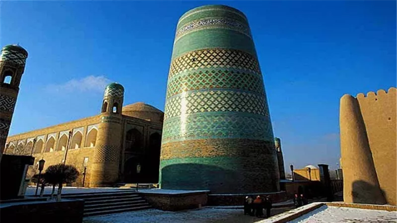 إعادة استخدام العناصر المعمارية في الآثار الإسلامية والقبطية بقبة الغوري