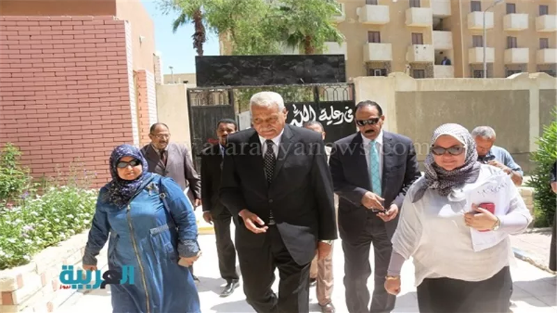 بالصور.. محافظ السويس يتفقد امتحانات 