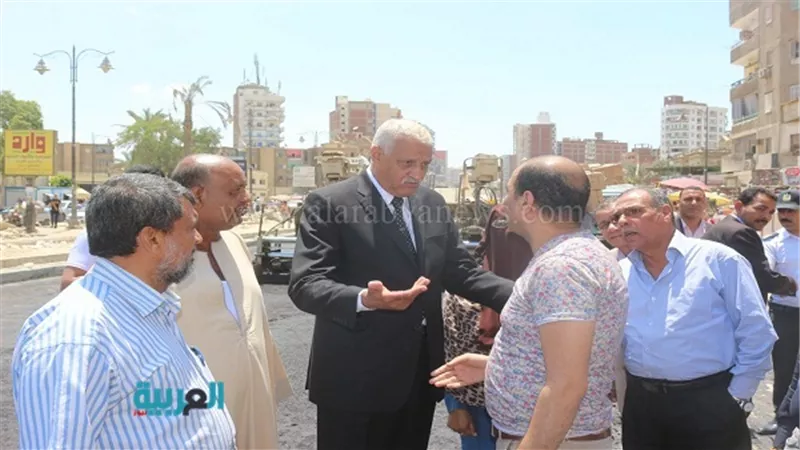 بالصور.. محافظ السويس يتفقد شارع الجيش لمتابعة أعمال الرصف