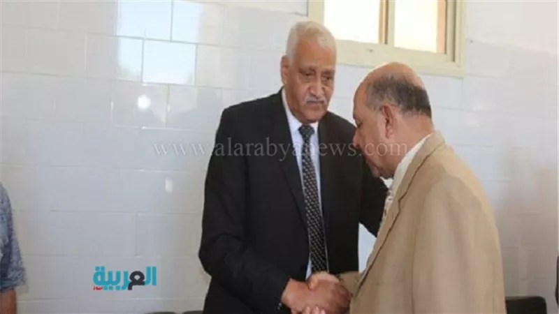بالصور.. المحافظ يقدم العزاء في شهيدي الحماية المدنية بالسويس