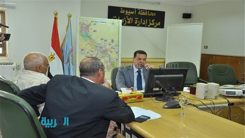 بالصور.. محافظ أسيوط يطمئن رئيس الوزراء على أوضاع شون القمح