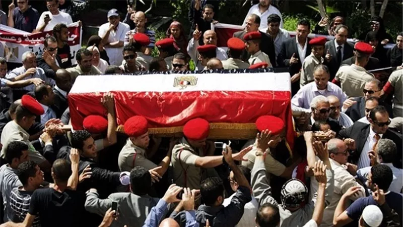 الداخلية تودع شهداءها في جنازة عسكرية.. وتتوعد بالقصاص من القتلة.. وأمن القاهرة يغلق مداخل ومخارج العاصمة.. و