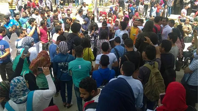 مظاهرات بجامعة الفيوم لإقالة العميد المتهم بالتحرش