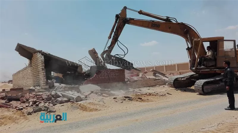 بالصور.. إزالة كافة التعديات بطريق 