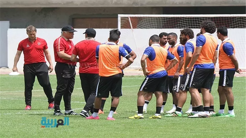 محاضرة فنية للاعبي الأهلي قبل مواجهة أسوان
