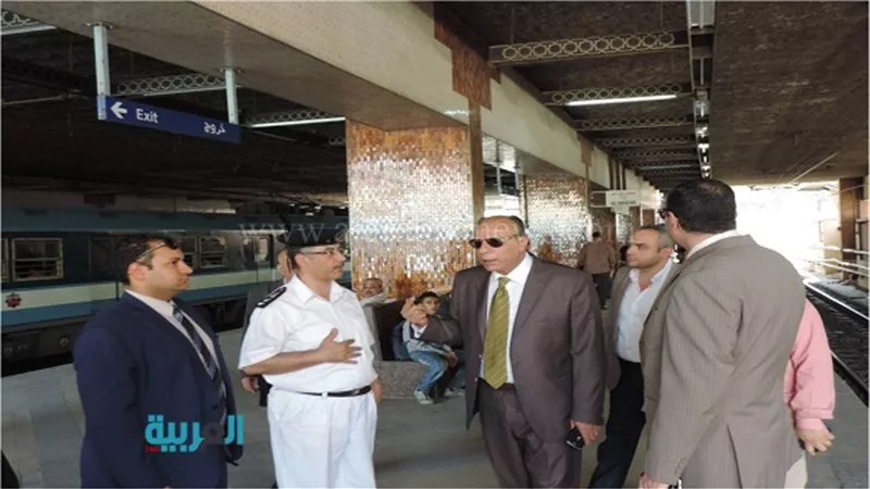 بالصور.. مساعد وزير الداخلية يتفقد الخدمات الأمنية بمترو الأنفاق