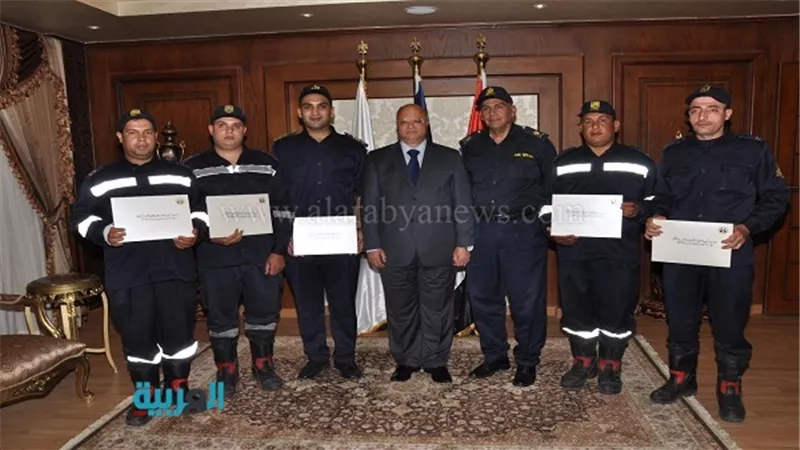 تكريم ضابط و4 أمناء لجهودهم في إخماد 