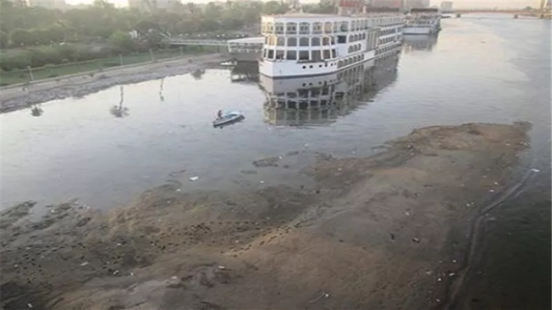 وزير الري الأسبق يضع 