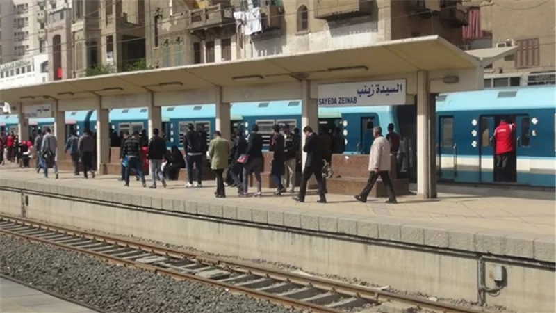 العناية الإلهية تنقذ طفلة من الموت تحت عربات مترو 