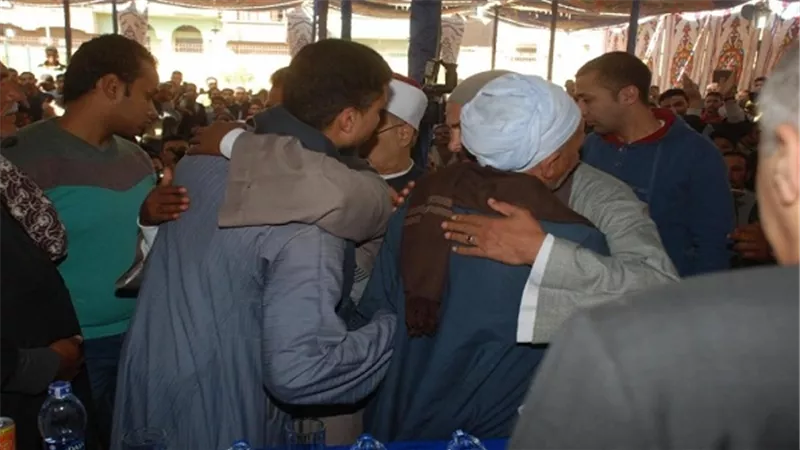 بالصور.. الشرطة تنهى خصومة ثأرية بين عائلتين بأسيوط