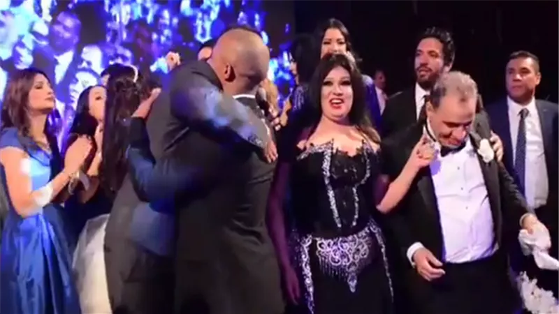 بالفيديو.. محمد رمضان يحتضن الهضبة في حفل زفاف كريم السبكي