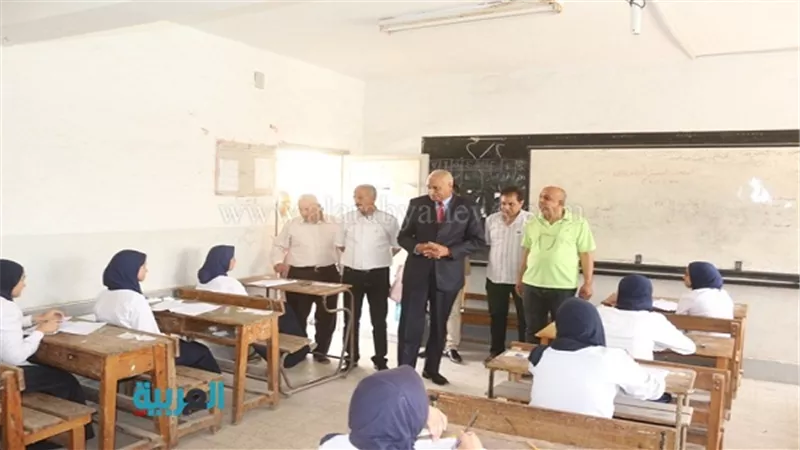 بالصور.. محافظ السويس في جولة تفقدية لمتابعة امتحانات النقل