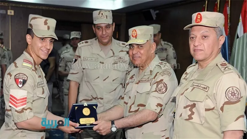 وزير الدفاع يتفقد مراحل الإعداد العسكري لطلبة 