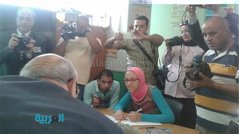 القائم بأعمال محافظ القاهرة يوزع هدايا على الطلاب الممتحنين بـ