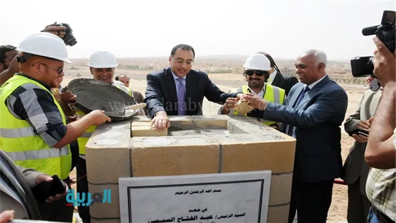 بالصور.. وزير الإسكان يضع حجر أساس حديقة الشيخ زايد