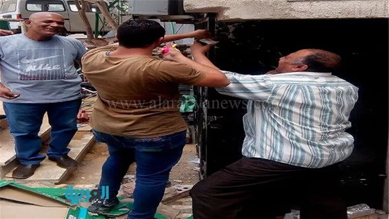 بالصور.. محافظة القاهرة تغلق محالين مخالفين بالمعادي