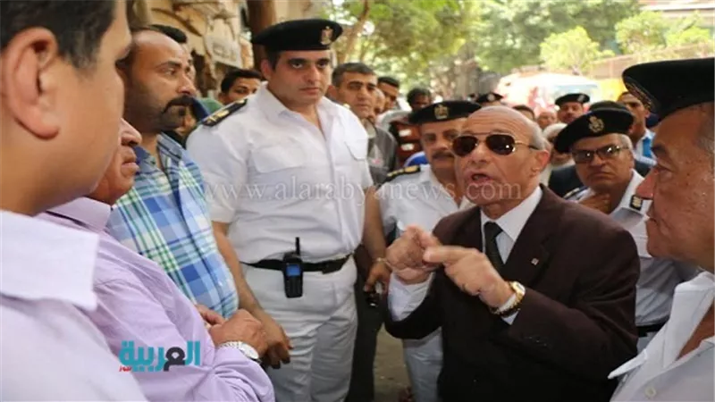 بالصور.. القائم بأعمال محافظ القاهرة يكلف بإزالة إشغالات الأزبكية.. ويؤكد للباعة بالفجالة: 