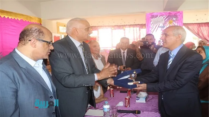 بالصور.. محافظ السويس يكرم مدرسة 