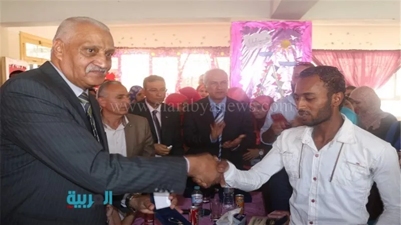 بالصور.. محافظ السويس يكرم شابًا سودانيًا أنقذ طفلة من 