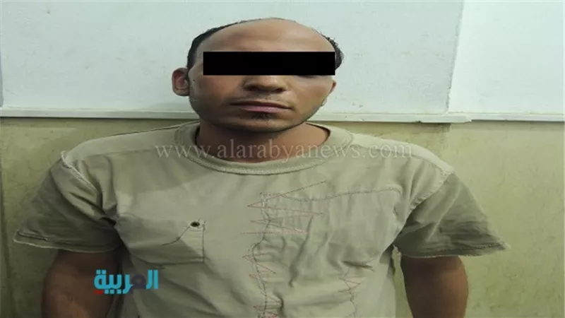 ضبط عاطل أثناء سرقته لرجل مسن بالعتبة 
