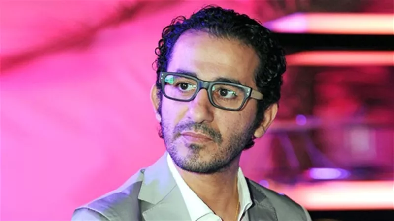 أحمد حلمي يهنئ فريق عمل 