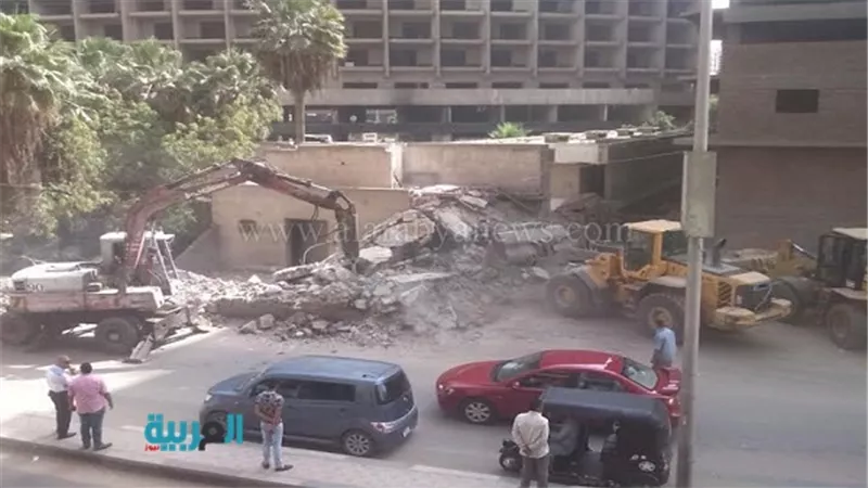 بالصور.. إزالة تعديات سوق تجاري شهير بشارع فيصل
