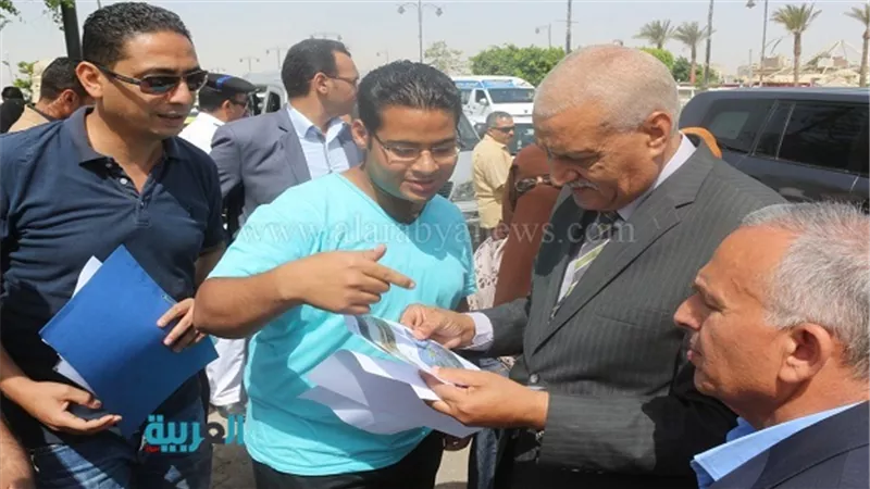 بالصور.. محافظ السويس يتابع أعمال إنشاء جدارية بالكورنيش 