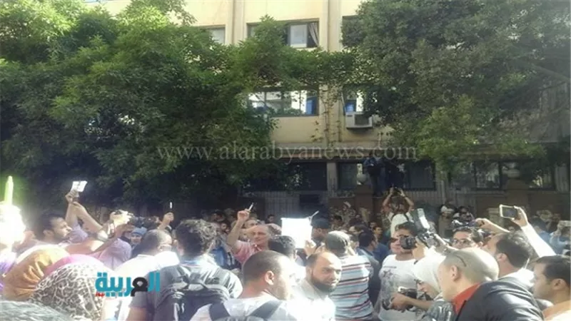 بالصور.. عشرات الصحفيين يتظاهرون أمام مقر النقابة