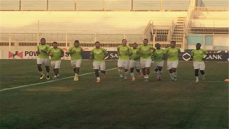 شاهد.. لاعبي أهلي طرابلس يؤدون تدريبات الإحماء استعدادا لـ
