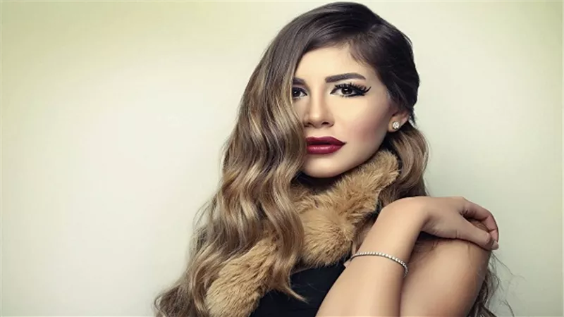 ملك قورة تقود سيارة 
