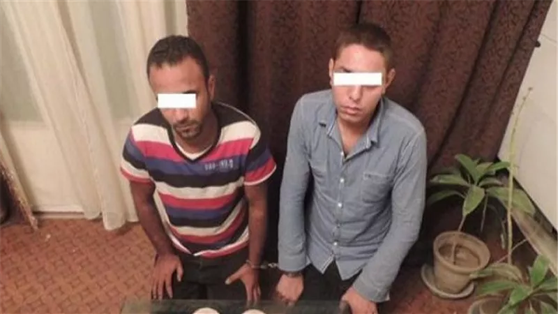القبض على عاطلين أثناء استقلالهما سيارة محملة بحديد مسروق بالشروق 