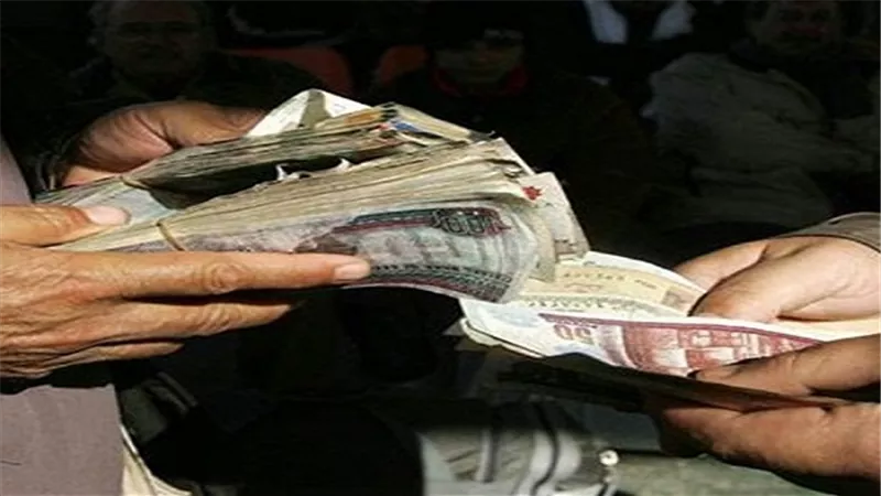 القبض على ثلاث موظفين بحي المقطم متلبسين بتقاضي رشوة