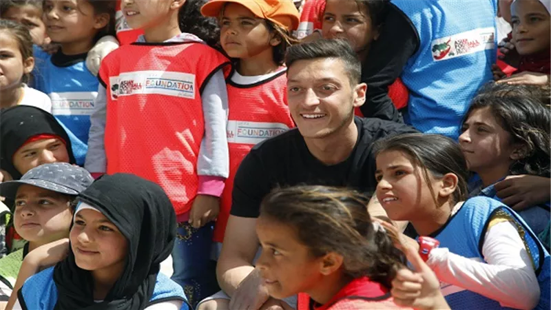 بالفيديو.. اللاعب مسعود أوزيل يزور مخيم الزعتري للاجئين