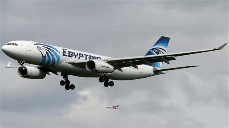 فرنسا تعرض وضع إمكاناتها تحت تصرف السلطات المصرية للبحث عن الطائرة 