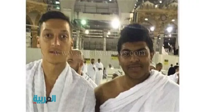 بالصور .. أوزيل يؤدي مناسك العمرة